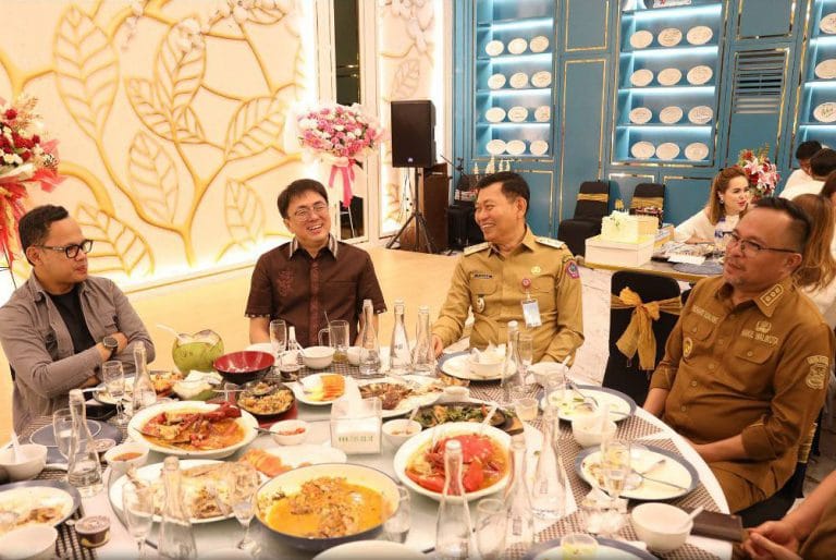 Tiba Di Manado, Wakil Menteri Dalam Negeri,  Disambut Walikota dan Wakil Walikota AARS