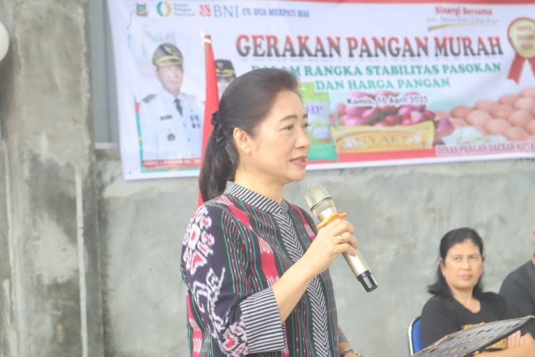 Ketua TP-PKK Daerah Kota Tomohon drg. Jeand’arc Senduk-Karundeng