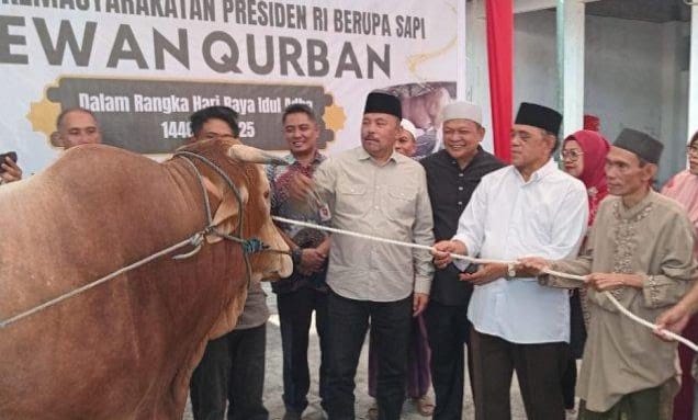Wakil Wali Kota Manado Serahkan Hewan Kurban Bantuan Presiden RI untuk Warga Muslim