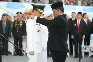 Gubernur Sulut menyerahkan tanda jabatan kepada Welly Titah dan Anisya Bambungan