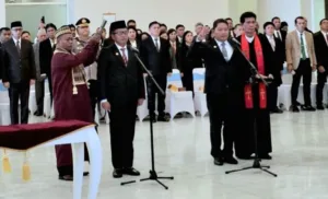 Tahlis Gallang dan Jemmy Kumendong saat dilantik Gubernur Yulius Selvanus di Rumah Dinas Gubernur Sulut