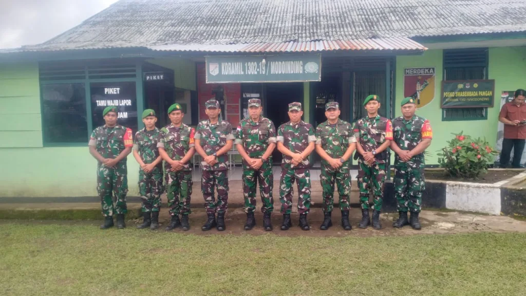 Danrem 131/Santiago, Dandim 1302/Minahasa, dan prajurit Koramil Modoinding berfoto bersama usai kunjungan kerja